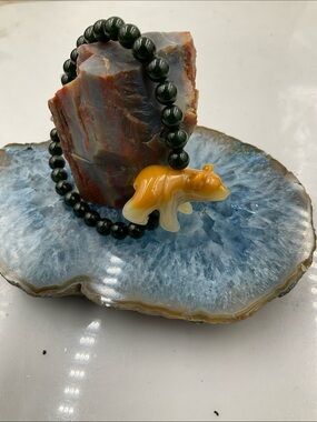 8” Dark Green Jade Beaded Bracelet Featuring A Carved Marble Polar Bear